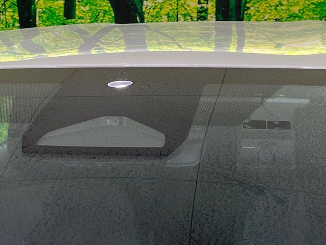 【トヨタセーフティセンス】走行中に前方の車両等を認識し、衝突しそうな時は警報とブレーキで衝突回避と被害軽減をアシスト。より安全にドライブをお楽しみいただけます。