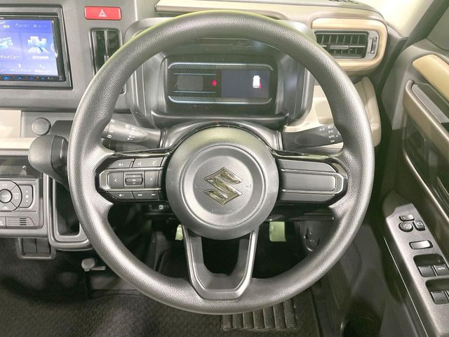 �C���e���A�ɍ��킹���f�U�C���̃X�e�A�����O�́A�^�]�������̂��Ƃ��l���A�^�]���₷���`��A�傫���ł��B�����x�A���ۂɐG���Ă��m���߂��������B