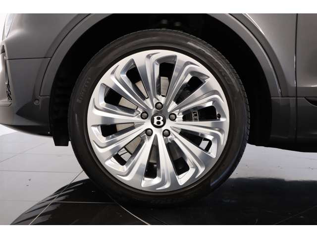 存在感あふれるエクステリアと上質な内装が魅力のベンテイガは、どこへ行っても注目を集めるラグジュアリーSUVです。