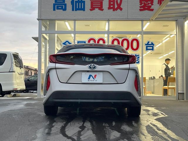 安心の最長10年・走行無制限保証(有償)をご用意。保証内容も充実はもちろん、無料点検&オイル交換や、年中無休の全国・24時間ロードサービスも付帯されておりますのでご安心下さい。