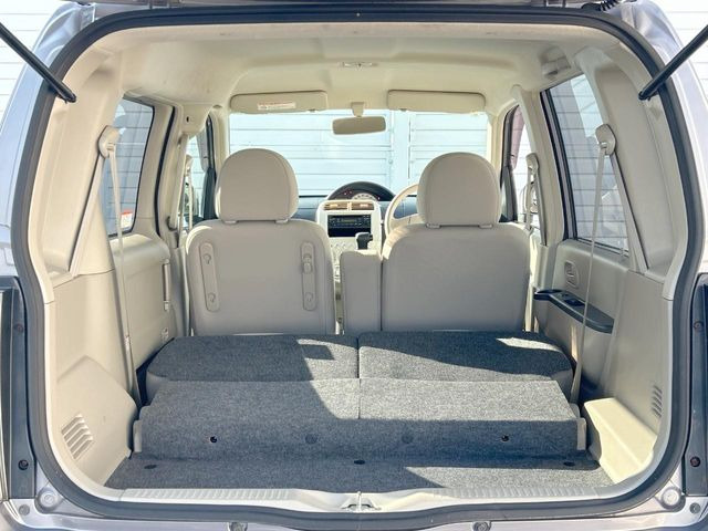 後席を格納すると、これだけの広さが!シーンに合わせたシートアレンジで、大きな荷物も積むことが出来ます♪
