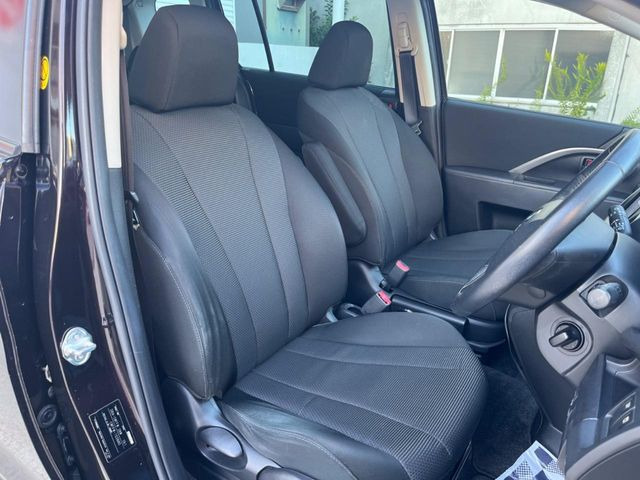 運転席まわりには十分なスペースがあり、大柄な方でもゆったり運転していただける環境です。