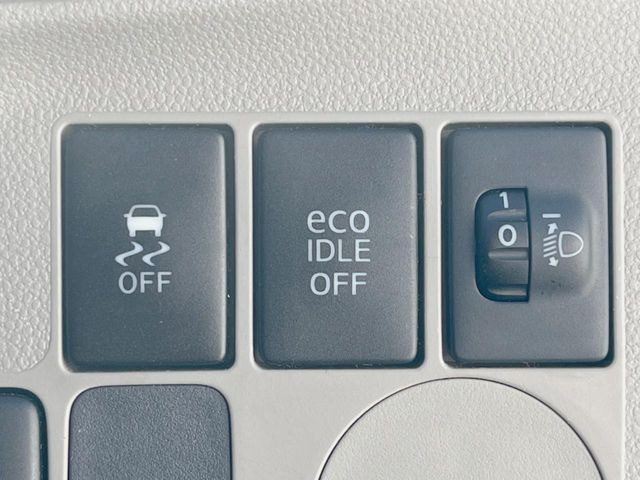 【横滑り防止装置】車両の横滑りを感知すると、自動的に車両の進行方向を保つように車両を制御します。雨の日など滑りやすい路面状況でも安全な運転が可能です。