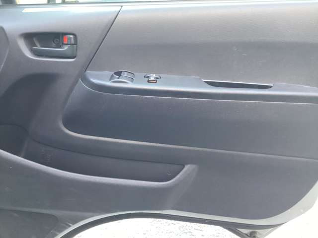 �V�[�g�J�o�[�A�A���~�z�C�[���A�L�[���X�ALED�AHID�A�i�r�A�o�b�N�J�����A��ȃ��j�^�[�A�t���G�A���A���[�_�E���ȂǓ����O�����i�̃J�X�^������܂��̂ŁA���C�y�ɂ����k����������