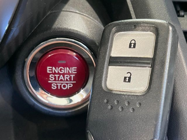 �yHonda�X�}�[�g�L�[�z�J�o����|�P�b�g�ɓ��ꂽ�܂܂ł��h�A�̎{���E�������\�ȃX�}�[�g�L�[�𑕔��B�G���W���̃I���E�I�t�����J�M�����o���K�v����������Ƃ��Ă��֗��ł���