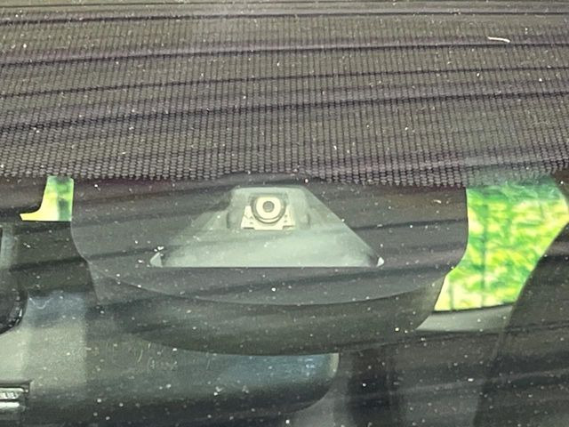 �y�z���_�Z���V���O�z���s���ɑO���̎ԗ�����F�����A�Փ˂������Ȏ��͌x��ƃu���[�L�ŏՓˉ���Ɣ�Q�y�����A�V�X�g�B�����S�Ƀh���C�u�����y���݂��������܂��B