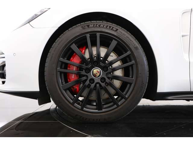 存在感ある純正20インチホイールがボディラインを際立たせ、高速走行時の安定性とレスポンス向上にも貢献する装備です。