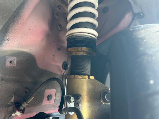 �yHKS�ԍ����z�ԍ����Ⴍ�Ȃ�A�X�^�C���b�V���Ȍ����ڂƂȂ��Ă���܂��B�ԗ��̏d�S�������鎖�ŁA���s���̈��萫�����サ�܂���