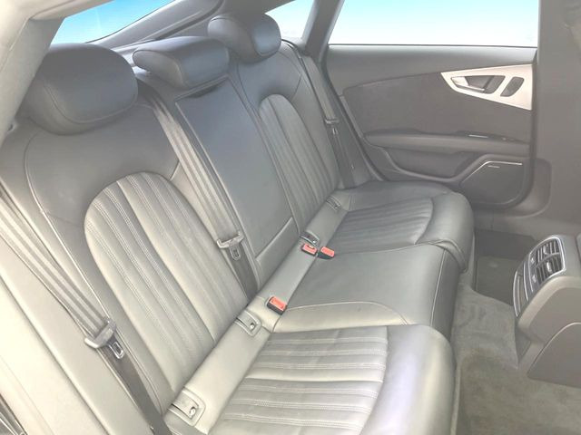 ●後部座席も気になるようなキズ・汚れやへたり等、大きなダメージはなく、良好な状態です。