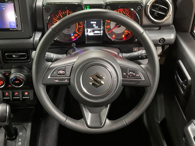 ステアリングも使用感が少なく、きれいな状態となっております♪