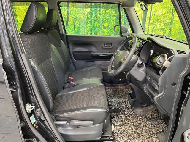 【ハーフレザーシート】高級感と座り心地を両立した人気のシート♪背面・座面のファブリック素材は、通気性の良さや滑りにくさに優れています。気温や服装に左右されず快適にお乗りいただけます。