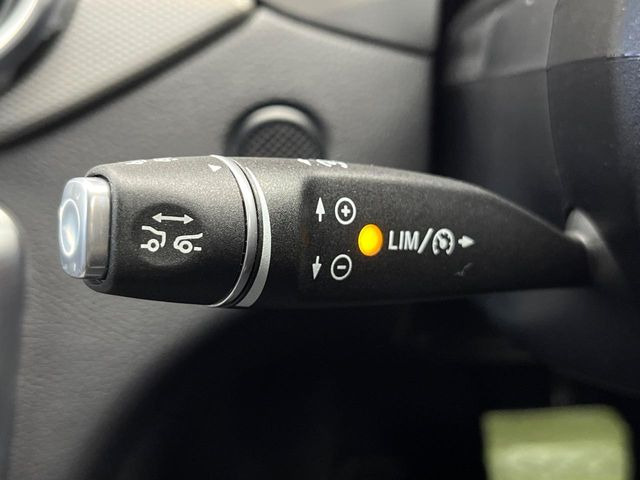 ●レーダークルーズコントロール:前の車との車間距離を一定にとりつつ、一定速度で自動走行してくれる次世代のクルーズコントロール!主に高速道路や自動車専用道路で使用する便利な機能です!