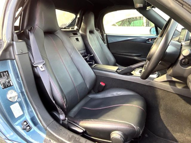 【黒革シート】上質な本革を使用し、高級感あふれる黒革シート。常に体に触れる部分だから、座り心地の良さにはこだわりたいですね♪汚れの付着や劣化を抑制する内装コーティング施工もおススメですよ♪