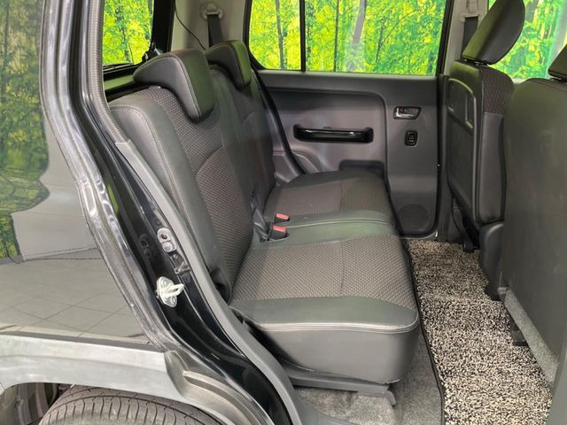 後部座席も気になるようなキズ・汚れやへたり等、大きなダメージはなく、良好な状態です。