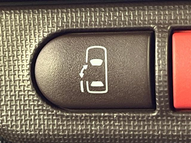 【パワースライドドア】スマートキーや運転席のスイッチでスライドドアの開閉が可能♪電動だから力を入れてドアを開ける必要が無く、小さいお子様でも、重い荷物を持っている時もラクに開け閉めできます♪