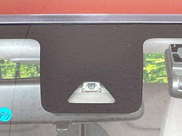 【スマートアシスト】走行中に前方の車両等を認識し、衝突しそうな時は警報とブレーキで衝突回避と被害軽減をアシスト。より安全にドライブをお楽しみいただけます。