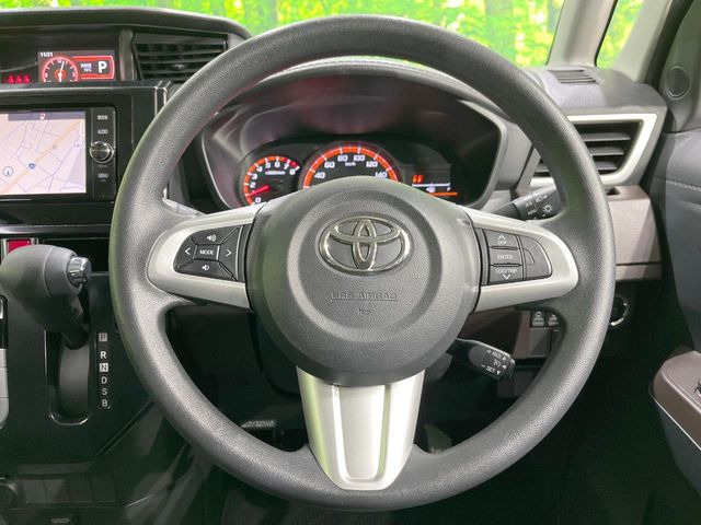 �C���e���A�ɍ��킹���f�U�C���̃X�e�A�����O�́A�^�]�������̂��Ƃ��l���A�^�]���₷���`��A�傫���ł��B�����x�A���ۂɐG���Ă��m���߂��������B