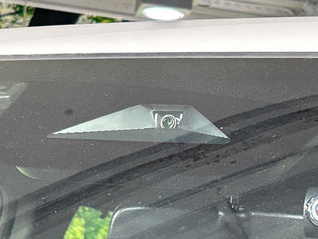 �y�z���_�Z���V���O�z���s���ɑO���̎ԗ�����F�����A�Փ˂������Ȏ��͌x��ƃu���[�L�ŏՓˉ���Ɣ�Q�y�����A�V�X�g�B�����S�Ƀh���C�u�����y���݂��������܂��B