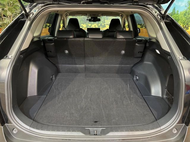 ���i�̂���������ʋ΁A���}���ɏ\���ȉ׎��X�y�[�X���m�ۂ��Ă���܂��B�Z�J���h�V�[�g��|���ƁA�傫�ȉו��̐ύڂ��\�ł���