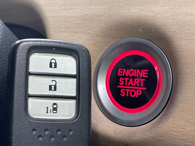 �yHonda�X�}�[�g�L�[�z�J�o����|�P�b�g�ɓ��ꂽ�܂܂ł��h�A�̎{���E�������\�ȃX�}�[�g�L�[�𑕔��B�G���W���̃I���E�I�t�����J�M�����o���K�v����������Ƃ��Ă��֗��ł���