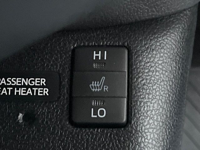 【シートヒーター】寒い日に重宝するシートヒーター!エアコンより早く温まってくれるので寒がりの人も安心ですね♪エアコンの温風は乾燥するから苦手、という方にもをおすすめです。