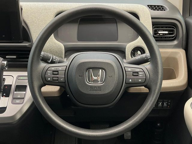 インテリアに合わせたデザインのステアリングは、運転される方のことも考え、運転しやすい形状、大きさです。是非一度、実際に触ってお確かめください。