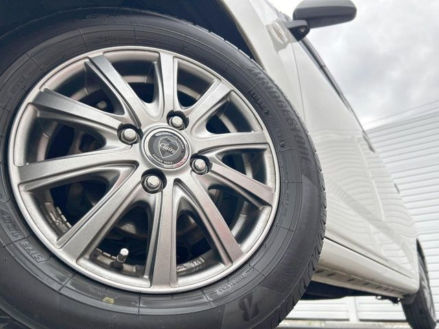 【13インチアルミホイール】外観にマッチしたアルミホイールを装着しております。各種アルミホイールや、スタッドレスタイヤも取扱いしております。是非ご相談ください♪