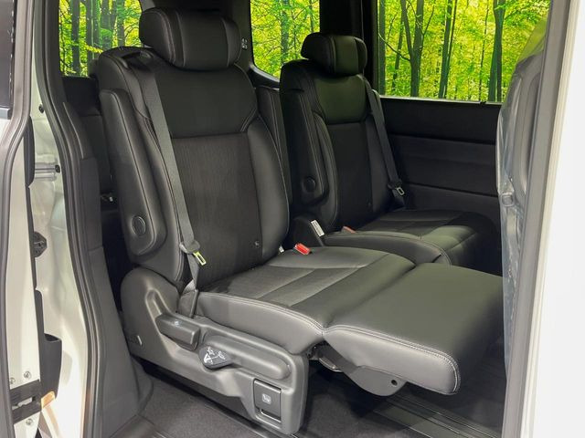 【オットマン付セカンドシート】足を延ばしてリラックスしたいときに便利なオットマン!ロングドライブや仮眠の際にもゆったり快適にお過ごしいただけます♪