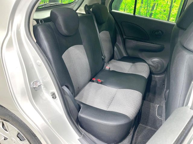 コンパクトカーですが、セカンドシートは十分な広さがあり快適にお乗りいただけます♪シートを倒して大きな荷物を積んだりと、用途の幅が広い1台です。