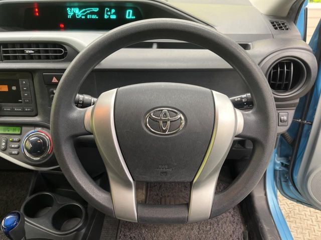 �C���e���A�ɍ��킹���f�U�C���̃X�e�A�����O�́A�^�]�������̂��Ƃ��l���A�^�]���₷���`��A�傫���ł��B�����x�A���ۂɐG���Ă��m���߂��������B