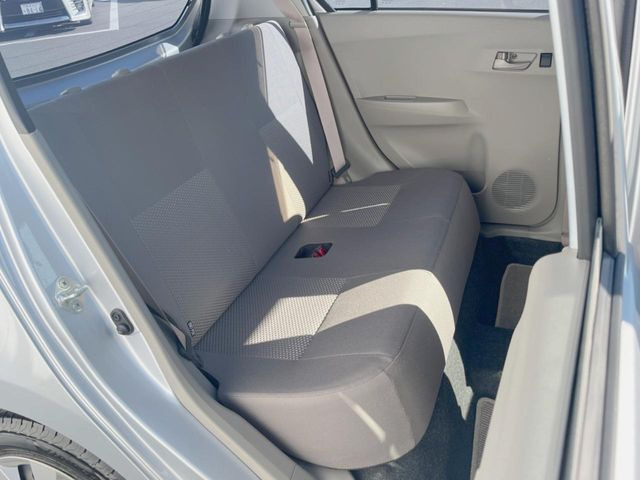 後部座席も気になるようなキズ・汚れやへたり等、大きなダメージはなく、良好な状態です。