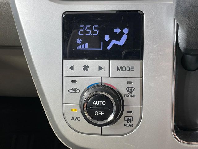 【オートエアコン】一度お好みの温度に設定すれば、車内の温度を検知し風量や温度を自動で調整。暑い…寒い…と何度もスイッチ操作をする必要はありません。快適な車内空間には必須の機能ですね♪