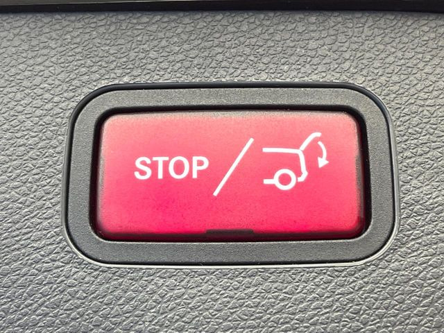 ●電動リアゲート:ワンタッチでリアゲートの開閉ができ、荷物などで両手が塞がっている状態でも簡単に開閉ができる便利機能です。