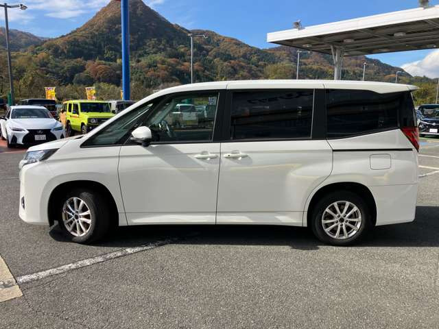 �G�N�X�e���A�ł̓V���[�v�Ȉ�ۂƂ������t���N�^�[��LED�w�b�h�����v��{�f�B�[�Ɠ��F�Ŏd�グ���t�[�h���[���f�B���O�A�V���o�[�̃t�����g�O�����Ȃǂɂ��A�����o�����̂���X�^�C����ǋ�!