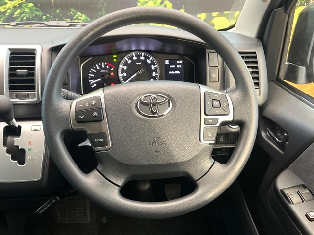 �C���e���A�ɍ��킹���f�U�C���̃X�e�A�����O�́A�^�]�������̂��Ƃ��l���A�^�]���₷���`��A�傫���ł��B�����x�A���ۂɐG���Ă��m���߂��������B