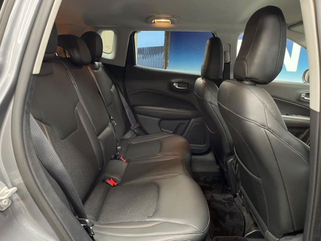 ●後部座席も気になるようなキズ・汚れやへたり等、大きなダメージはなく、良好な状態です。