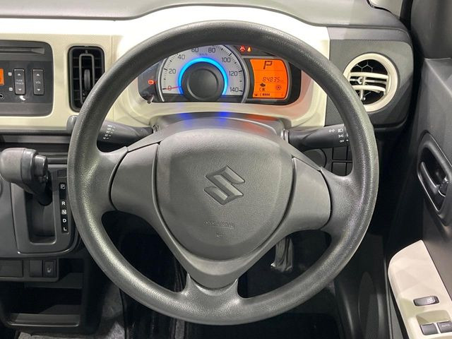 インテリアに合わせたデザインのステアリングは、運転される方のことも考え、運転しやすい形状、大きさです。是非一度、実際に触ってお確かめください。