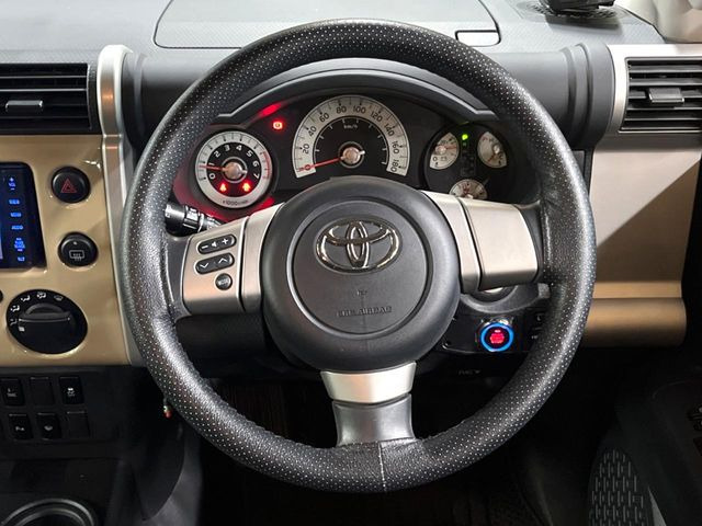 �C���e���A�ɍ��킹���f�U�C���̃X�e�A�����O�́A�^�]�������̂��Ƃ��l���A�^�]���₷���`��A�傫���ł��B�����x�A���ۂɐG���Ă��m���߂��������B