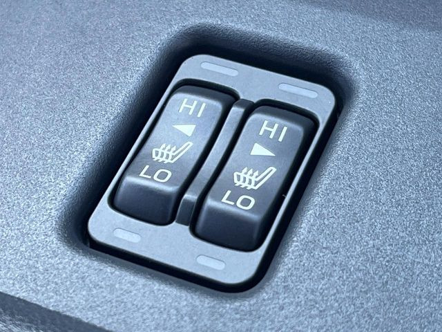 【シートヒーター】寒い日に重宝するシートヒーター!エアコンより早く温まってくれるので寒がりの人も安心ですね♪エアコンの温風は乾燥するから苦手、という方にもをおすすめです。