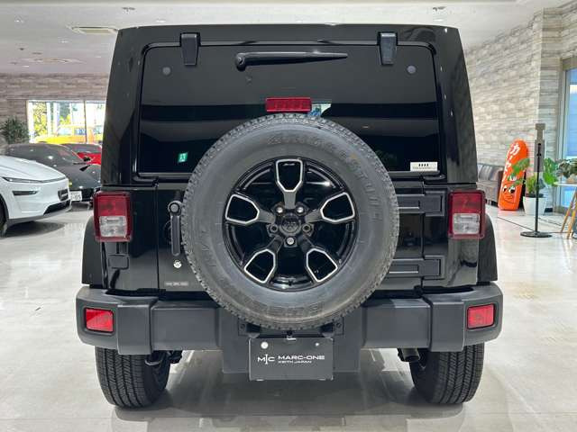 【屋内展示場完備】雨が降っても風が吹いても、暑くても寒くてもゆっくりお車をご覧いただけます⇒