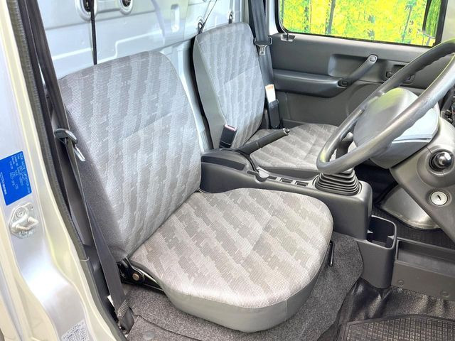 運転席シート廻りは使用感も少なく、良好な状態となっています。丁寧に使われていたことがよくわかりますね。