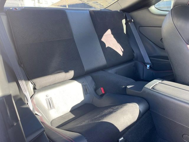 後部座席も気になるようなキズ・汚れやへたり等、大きなダメージはなく、良好な状態です。