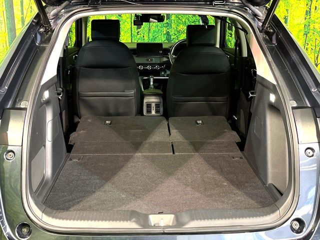 普段のお買い物や通勤、送迎等に十分な荷室スペースを確保しております。セカンドシートを倒すと、大きな荷物の積載も可能です♪