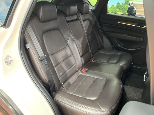 広々とした2列目シートは居住性が高く、居心地も快適!友達や家族とのお出かけにぴったりです。ベビーシートやチャイルドシート使用時も快適にお過ごしいただける十分な空間を確保しています。