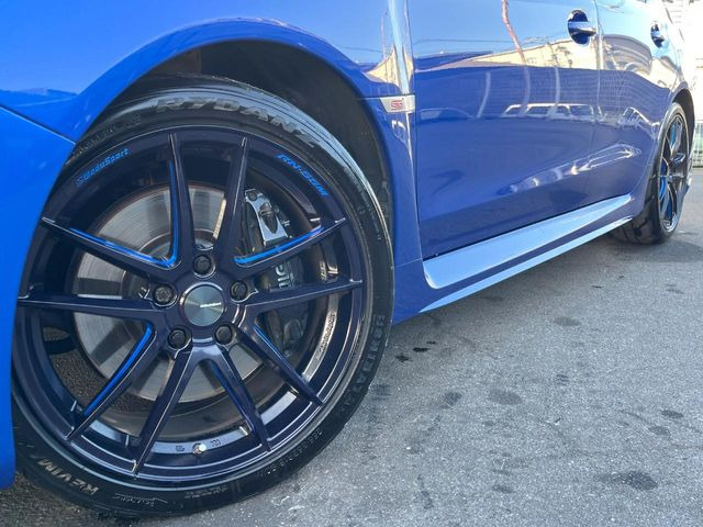 �y18�C���`�A���~�z�C�[���z�O�ςɃ}�b�`�����A���~�z�C�[���𑕒����Ă���܂��B�e��A���~�z�C�[����A�X�^�b�h���X�^�C�����戵�����Ă���܂��B���񂲑��k����������