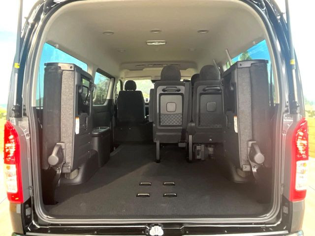 ���i�̂���������ʋ΁A���}���ɏ\���ȉ׎��X�y�[�X���m�ۂ��Ă���܂��B�Z�J���h�V�[�g��|���ƁA�傫�ȉו��̐ύڂ��\�ł���