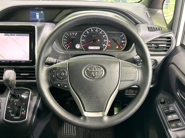 �C���e���A�ɍ��킹���f�U�C���̃X�e�A�����O�́A�^�]�������̂��Ƃ��l���A�^�]���₷���`��A�傫���ł��B�����x�A���ۂɐG���Ă��m���߂��������B