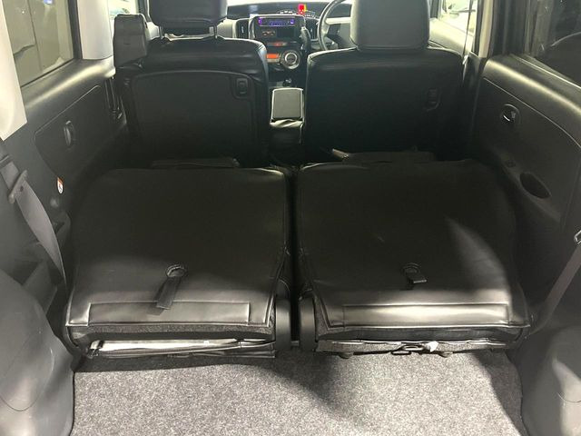 セカンドシートを倒すと、大きな荷物の積載も可能です♪