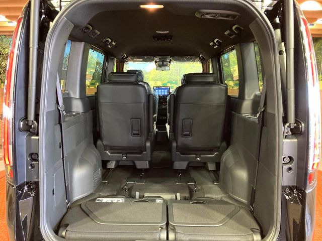 ���i�̂���������ʋ΁A���}���ɏ\���ȉ׎��X�y�[�X���m�ۂ��Ă���܂��B�Z�J���h�V�[�g��|���ƁA�傫�ȉו��̐ύڂ��\�ł���