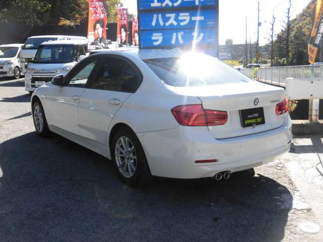 こちらの320dはオークション評価5点中4.5点評価がついている状態の良い車両になります^^定休日無しで営業しておりますので、お気軽にお立ち寄り下さい^^